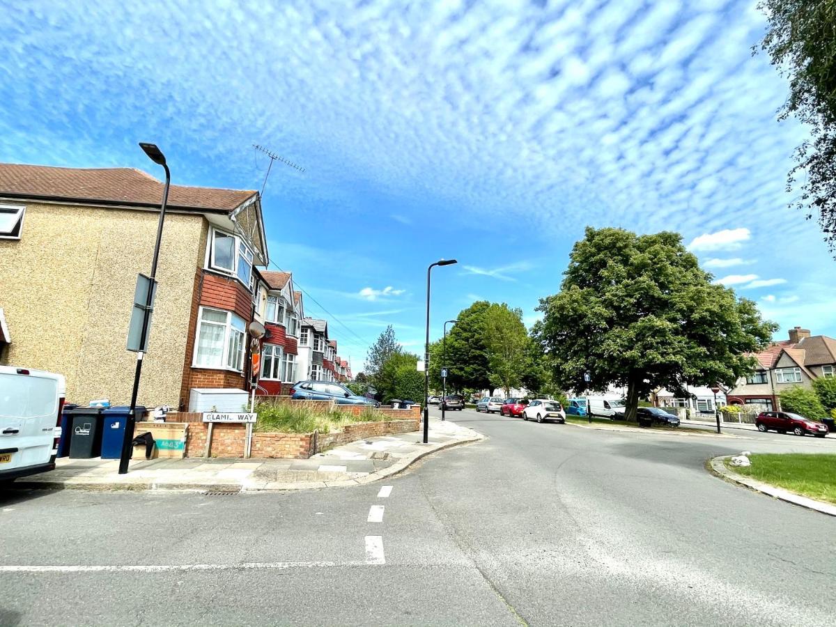 No2326 Tree-Hole Apartment Northolt  Exterior photo