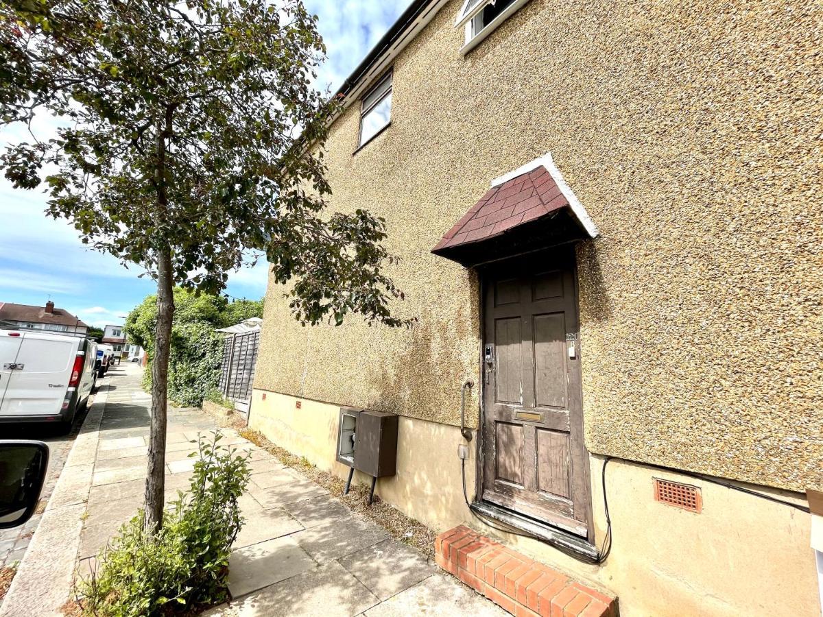 No2326 Tree-Hole Apartment Northolt  Exterior photo